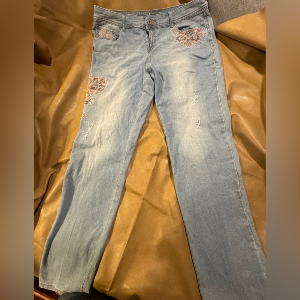 Inc Floral Embroidered Destructed adorable Jeans size 16 EUC